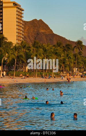 Diamond Head Crater au-dessus de Kuhio Beach Park, plage de Waikiki, Honolulu, Oahu, Hawaii Banque D'Images