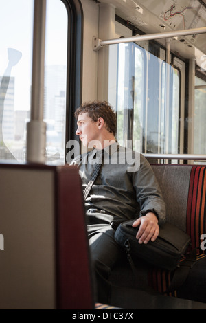 Woman hors de la fenêtre transport train Banque D'Images
