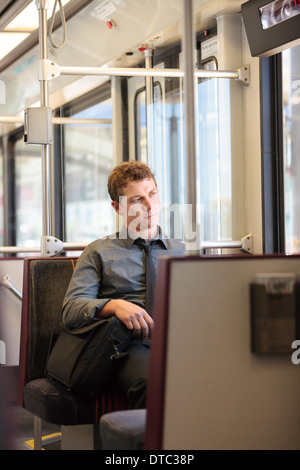 Young office worker à ennuyer sur voyage en train Banque D'Images