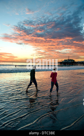 La jetée de Santa Monica au coucher du soleil Banque D'Images