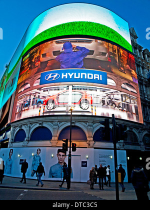 Panneaux néon à Piccadilly Circus, West End, Londres, Angleterre, Royaume-Uni Banque D'Images