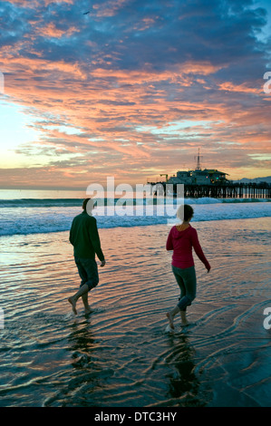 La jetée de Santa Monica au coucher du soleil Banque D'Images