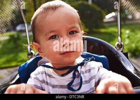 Close up of Baby Boy sur swing park Banque D'Images