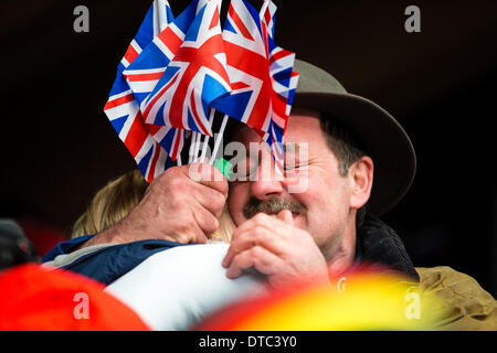 Sotchi, Krasnodar, Russie. Feb 14, 2014. Les fiers parents - famille de Lizzy YARNOLD (GBR) submergé par l'émotion après leur fille remporte la médaille d'or lors de la dernière journée de la compétition de skeleton de la femme au Centre des sports de glisse Sanki, Mountain Cluster - XXII jeux olympiques d'hiver : Action Crédit Plus Sport/Alamy Live News Banque D'Images