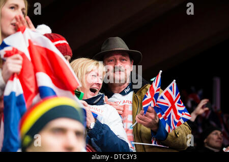 Sotchi, Krasnodar, Russie. Feb 14, 2014. Les fiers parents - famille de Lizzy YARNOLD (GBR) submergé par l'émotion après leur fille remporte la médaille d'or lors de la dernière journée de la compétition de skeleton de la femme au Centre des sports de glisse Sanki, Mountain Cluster - XXII jeux olympiques d'hiver : Action Crédit Plus Sport/Alamy Live News Banque D'Images