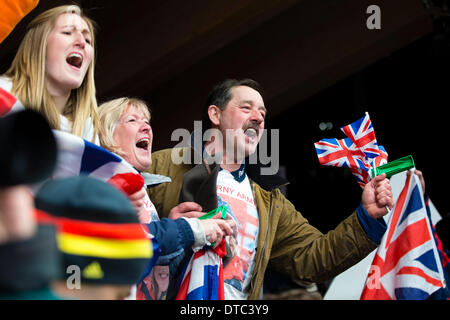 Sotchi, Krasnodar, Russie. Feb 14, 2014. Une famille fière cheer sur Lizzy YARNOLD (GBR) après qu'elle remporte la médaille d'or lors de la dernière journée de la compétition de skeleton de la femme au Centre des sports de glisse Sanki, Mountain Cluster - XXII jeux olympiques d'hiver : Action Crédit Plus Sport/Alamy Live News Banque D'Images