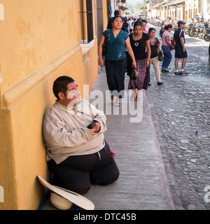 Mendiant aveugle dans les rues d'Antigua, Guatemala Banque D'Images