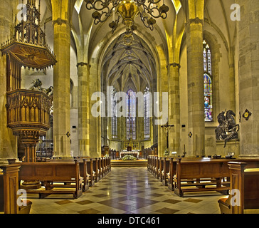 BRATISLAVA, Slovaquie - 11 février 2014 : nef principale de st. Cathédrale de Martin 15. 100. Banque D'Images