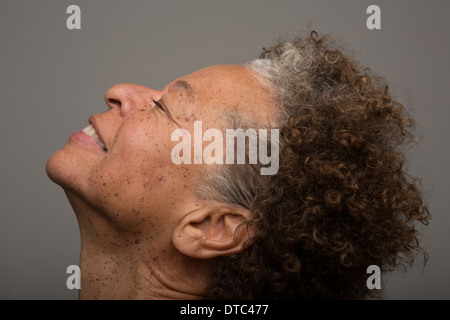 Close up portrait of senior woman avec tête en arrière et les yeux fermés