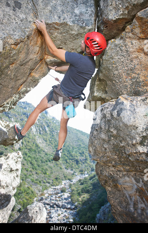 Young male rock climber l'équilibrage et la tenue d'acier Banque D'Images