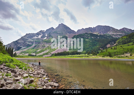 Mid adult woman paddling en rivière de montagne, Aspen, Colorado, USA Banque D'Images