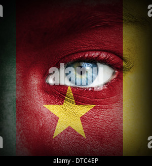 Visage humain peint avec un drapeau du Cameroun Banque D'Images