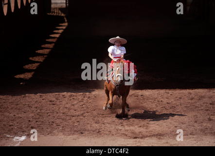 Un Escaramuza galops dans un Escaramuza juste dans le Lienzo Charros el Penon, Mexico City Banque D'Images