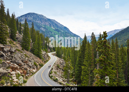 Les cyclistes sur route sinueuse, Aspen, Colorado, USA Banque D'Images