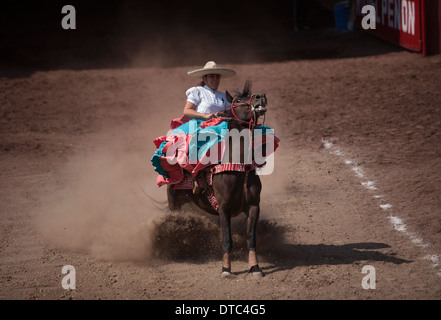 Un Escaramuza galops dans un Escaramuza juste dans le Lienzo Charros el Penon, Mexico City Banque D'Images