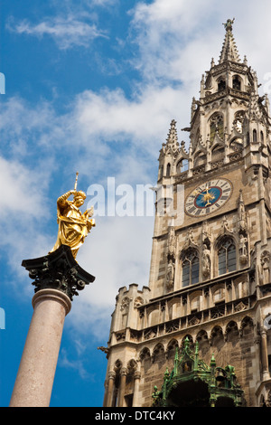 Nouvelle mairie et une statue en or de la Vierge Marie sur un Marienplatz à Munich, Allemagne Banque D'Images