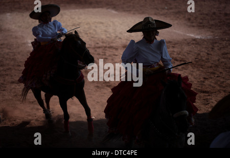 Escaramuzas montent leurs chevaux avant la compétition dans un Escaramuza dans le Lienzo Charros el Penon, Mexico City Banque D'Images