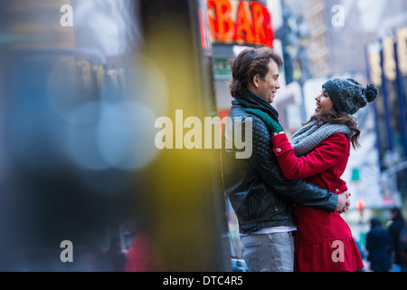 Jeune couple hugging touristiques, New York City, USA Banque D'Images