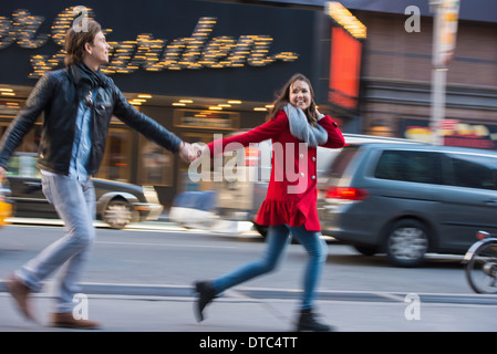 Jeune couple en marche le long Street, New York City, USA Banque D'Images