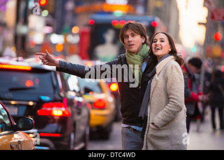 Jeune couple de touristes venant d'une cabine, New York City, USA Banque D'Images