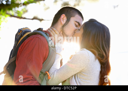 Jeune couple kissing Banque D'Images