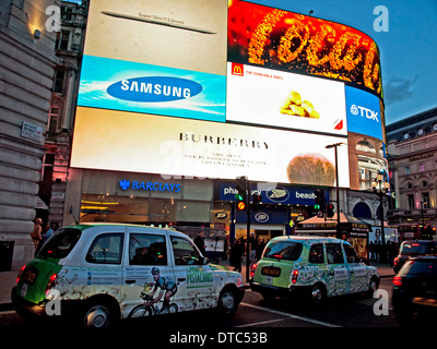 Panneaux néon à Piccadilly Circus, West End, Londres, Angleterre, Royaume-Uni Banque D'Images