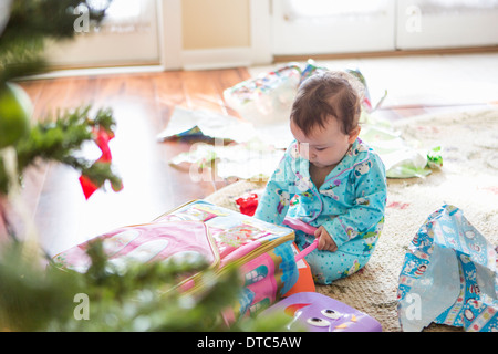 L'ouverture des cadeaux de noël bébé fille Banque D'Images