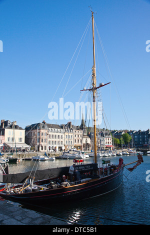 La Jolie Brise, une gaff rigged-cutter pilote construit en 1913, dans le port de Honfleur, Normandie, France. Fastnet Race gagnant. Banque D'Images