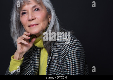 Studio portrait of attractive senior woman Banque D'Images