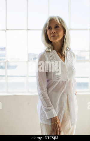 Portrait of senior woman dans l'appartement Banque D'Images