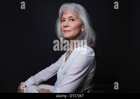 Portrait de studio de l'écart senior woman Banque D'Images