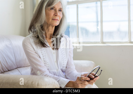 Portrait of attractive senior woman sitting in vacances Banque D'Images