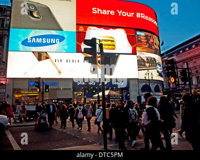 Panneaux néon à Piccadilly Circus, West End, Londres, Angleterre, Royaume-Uni Banque D'Images