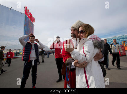 Sochi, Russie. Feb 14, 2014. Les fans olympiques ont leur photo prise au jour 7 des Jeux Olympiques d'hiver de Sotchi 2014 à Place des médailles. © Paul Kitagaki Jr./ZUMAPRESS.com/Alamy Live News Banque D'Images