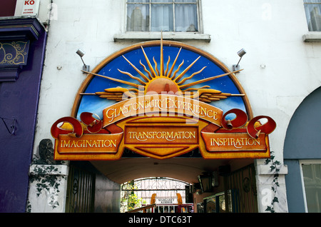 Signe au-dessus de l'entrée d'une petite arcade de boutiques de la rue principale, Glastonbury. Banque D'Images