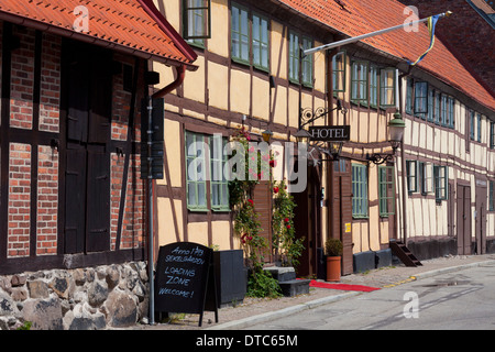 Données historiques et maisons colorées à colombages et l'hôtel dans la ville Ystad, Skåne / Scania, Suède Banque D'Images