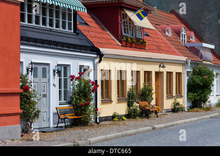 Données historiques et maisons colorées aux façades ornées de fleurs dans la ville Ystad, Skåne / Scania, Suède Banque D'Images