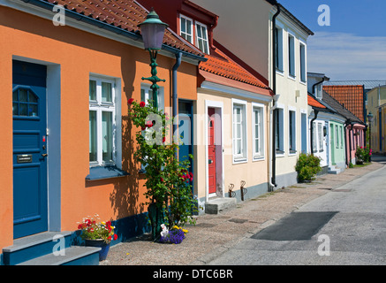 Données historiques et maisons colorées aux façades ornées de fleurs dans la ville Ystad, Skåne / Scania, Suède Banque D'Images