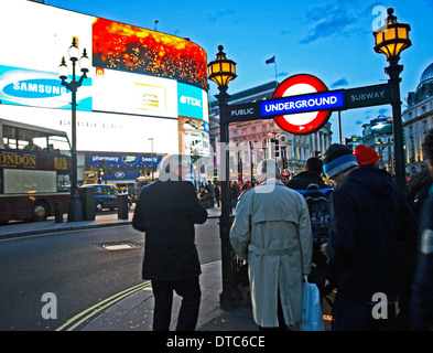 Entrée de la station de métro Piccadilly Circus montrant les panneaux néon, West End, Londres, Angleterre, Royaume-Uni Banque D'Images