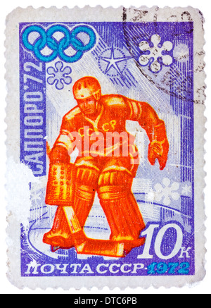 Timbres en URSS (Russie) montre Anneaux Olympiques et le hockey sur glace à Sapporo Banque D'Images