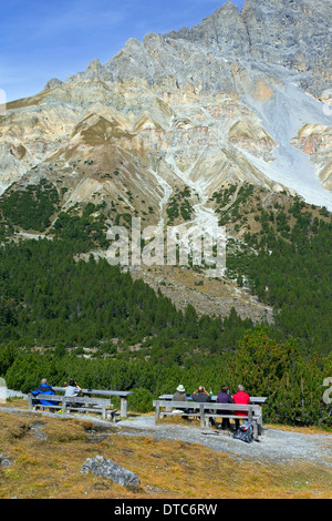 Les touristes de profiter des montagnes au Val Mingèr, Parc National Suisse à Graubünden / Grisons dans les Alpes, Suisse Banque D'Images