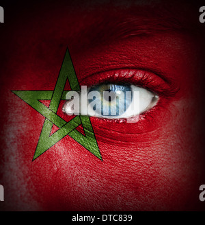 Visage humain peint avec un drapeau du Maroc Banque D'Images