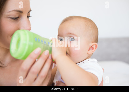 Mère de nourrir bébé avec une bouteille de lait Banque D'Images