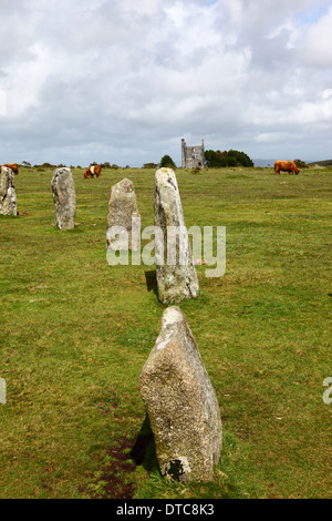 The Hurlers stone circle, moteur chambre des ex-Phoenix tin mine derrière, près de larbins, Bodmin Moor, Cornwall, Angleterre Banque D'Images