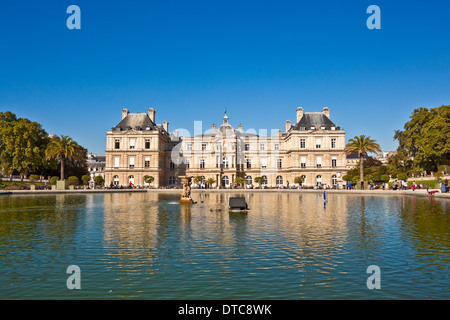 Jardin du Luxembourg - Jardin du Luxembourg et le Sénat français à Paris, France Banque D'Images