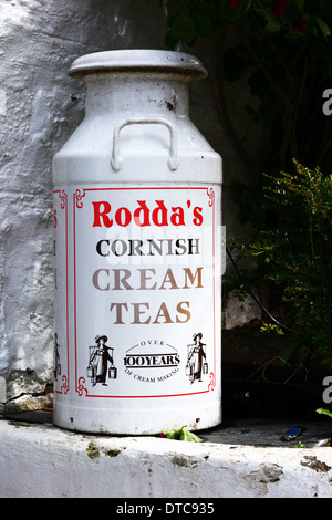 Old fashioned Rodda's bidon de lait pour la crème caillée thé à la crème pour le cornique, Fowey, Cornwall, Angleterre Banque D'Images