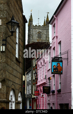 Tour de l'église St Finbarr et roi de Prusse pub dans le centre de Fowey Cornwall , , Angleterre Banque D'Images