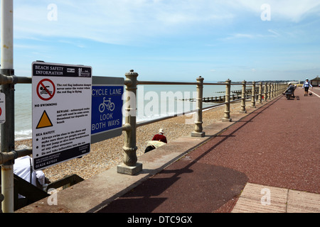 Informations de sécurité à la plage et voie cyclable signes sur promenade du front de mer, St Leonards on Sea, East Sussex, Angleterre Banque D'Images