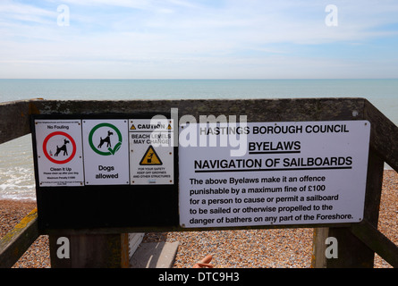 Chiens acceptés, pas de salissure de chien, le niveau de la plage peut changer et les panneaux de planche à voile peuvent être utilisés sur le point d'accès à la plage, St Leonards on Sea, East Sussex Banque D'Images