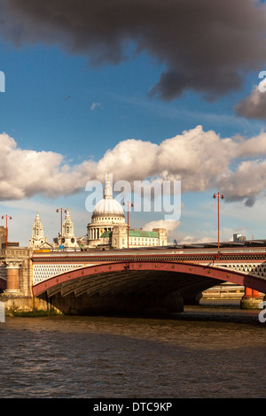 Saint Paul's Cathedral et Blackfriars Bridge, Londres, Angleterre Banque D'Images